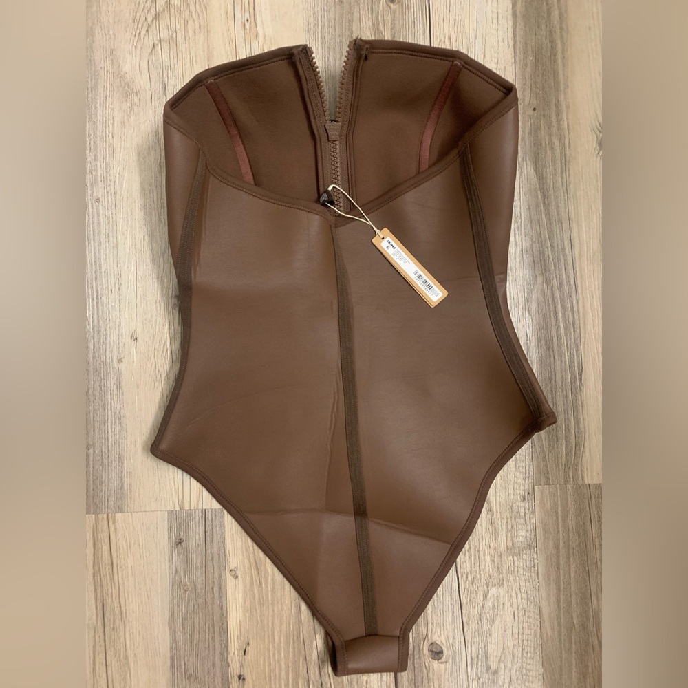 SKIMS Rubberized Scuba Swim/Bodysuit Strapless One-Piece Size Medium COCOA NWT - Picture 6 of 9